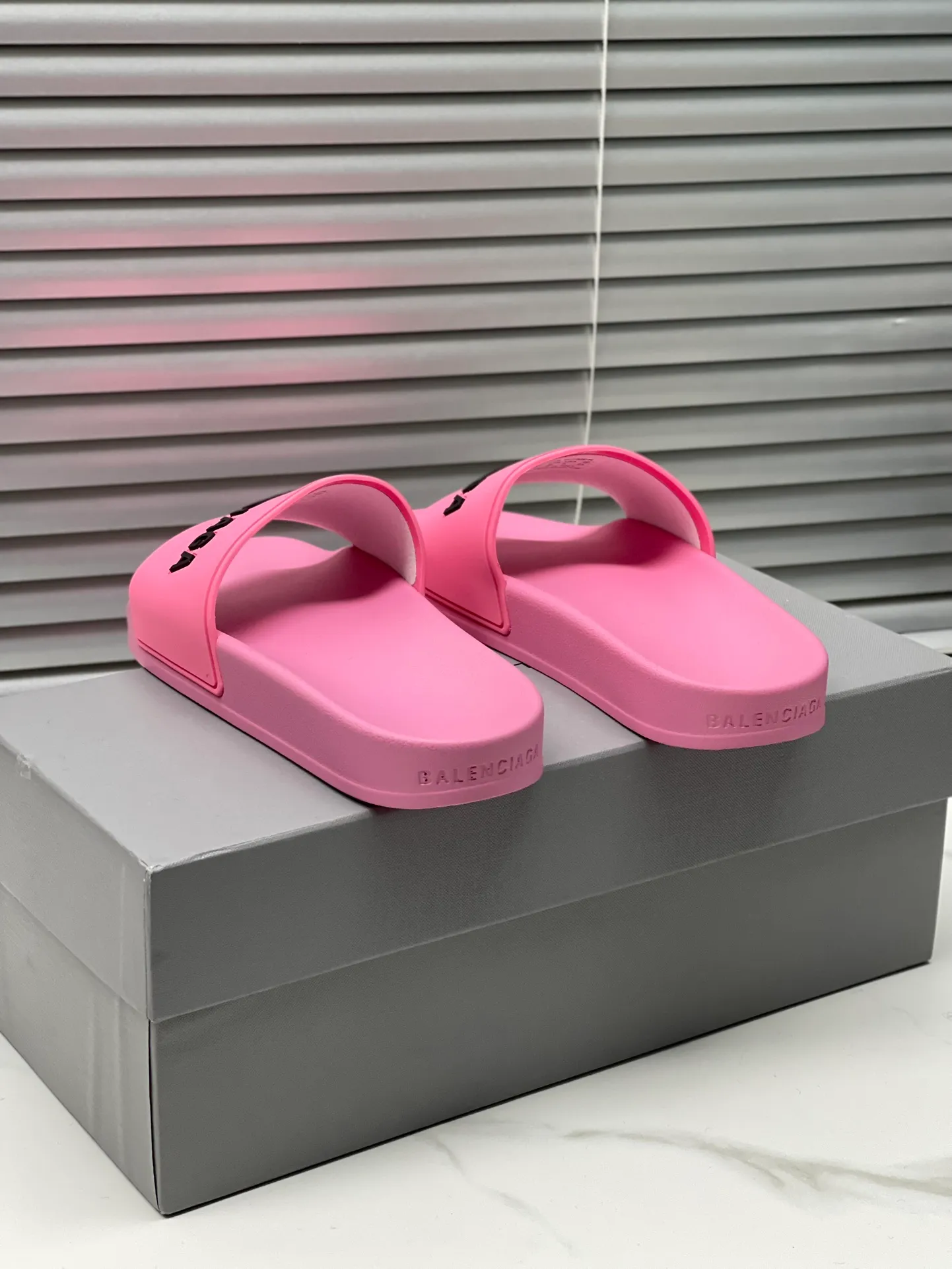 👟👟Ex-factory price 240👟👟 Women's Shoes Women's Clothing Balenciaga 2023 trendy slippers!  Balenciaga Political Campaign Latest Abrasive Development!  A favorite of European and American ladies, celebrities, and Internet celebrity girls. Exquisite uppers are hand-sewn and threaded. They are fluffy and soft, skin-friendly and soft, a must-have for summer. Fashionable but not overly ostentatious. Original natural rubber non-slip and wear-resistant sole. Size 35-40, 39-45 matching counter latest original packaging.
